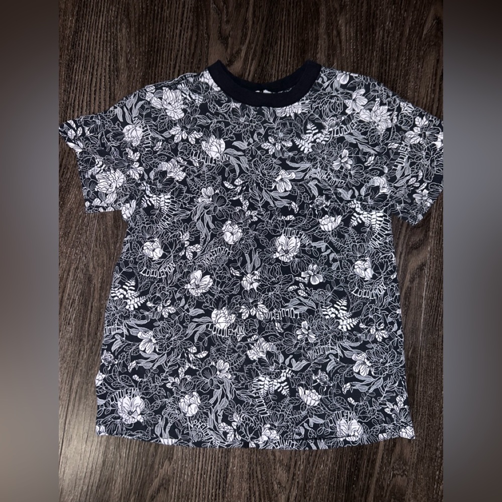 Unique Lululemon women’s tee shirt size 10